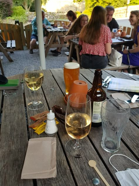 Pub Drinks Aesthetic, British Holiday Aesthetic, British Culture Photography, Pub Beer Garden, Pub Garden Aesthetic, Beer Garden Aesthetic, Pub Aesthetic Night, British Pub Aesthetic, British Culture Aesthetic