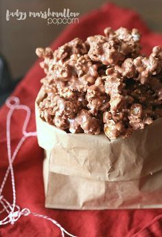 Crazy yummy Fudgy Marshmallow Popcorn...it's popcorn coated in fudge with marshmallows everywhere. Prepare to be addicted! Popcorn Recipes Chocolate, Popcorn Recipes Easy, Marshmallow Popcorn, Cookies And Cups, Salty Popcorn, Popcorn Treats, Homemade Popcorn, Chocolate Popcorn, Homemade Fudge