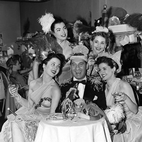 25 Vintage Photos Of Wild NYE Parties Of The Past- http://www.buzzfeed.com/gabrielsanchez/surprising-vintage-photos-of-yesteryears-nye-parties#.qm65XoK31 Vintage New Years Eve Pictures, Cool Vintage Photos, Retro New Years Eve Party, New Years Vintage, 1920s New Years Eve Party, Vintage New Years Eve, Vintage New Years Eve Party, Vintage New Years, Flamingo Hotel Las Vegas