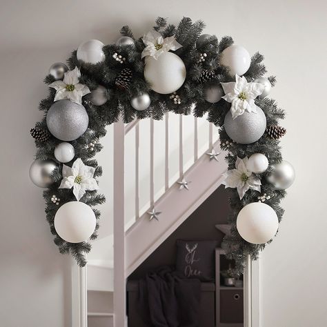 Door Way Christmas Decorations, Door Arch Decor, Christmas Bauble Arch, Round Arch Christmas Decor, Christmas Door Arch Decorations, Christmas Arches Indoor, Christmas Arch Decorations, How To Make A Christmas Door Arch, Christmas Door Arch Diy