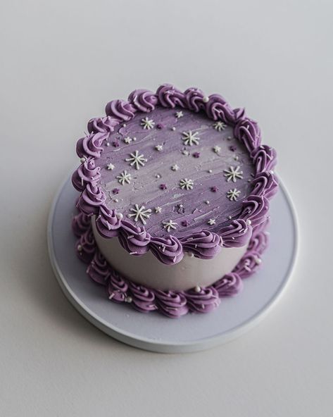 Funky Cake Designs, Cute Purple Cake, Cake Ideas Purple, Kitsch Cake, Purple Birthday Cake Ideas, Purple Flower Cake, Lavender Cakes, Celestial Cake, Trending Cakes