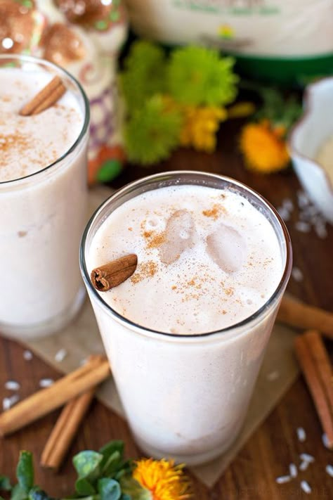 You're going to love this quick & easy horchata made with natural ingredients! It's got a sweet cinnamon flavor and can be whipped up in just 45 minutes! Easy Horchata, Horchata Recipe, Mexican Drinks, Agua Fresca, Easy Drinks, Cinnamon Flavor, Vegan Keto, Toasted Almonds, Mexican Dishes