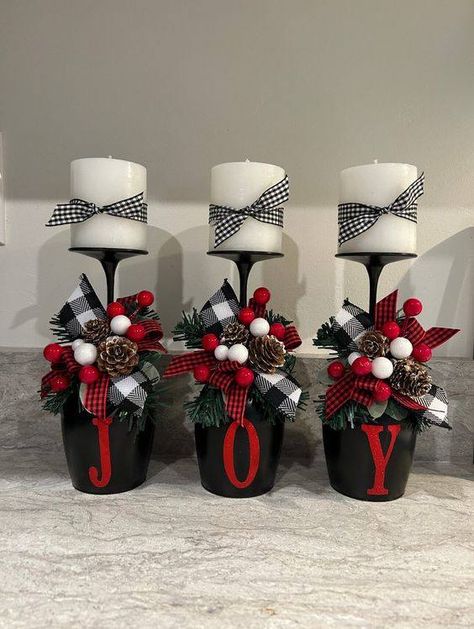 Cheap Christmas Gift Crafts, Simple Cheap Christmas Table Decorations, Christmas Wine Decorations, Red White Black Christmas Decor, Red White And Black Christmas Decor, Black White And Red Christmas Decor, Red Black And White Christmas Decor, Small Living Room Christmas Decor Ideas, Christmas Party Centerpieces Diy