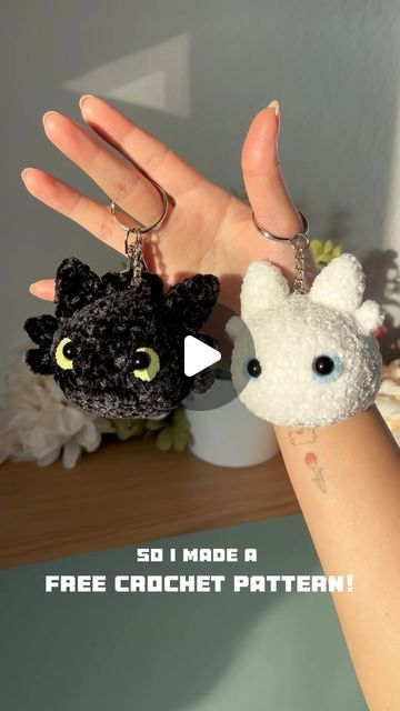 Best Friend Crochet Patterns, Crochet Best Friend Keychain, Crochet For Besties, Couples Keychains Diy, Crochet Gift For Best Friend, Couple Crochet Keychain Ideas, Friendship Crochet Ideas, Couple Keychain Crochet Ideas, Matching Crochet Ideas For Couples