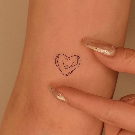 Tato Grunge, Feminist Tattoo, Tato Minimal, Unique Small Tattoo, Tato Henna, Small Pretty Tattoos, Petite Tattoos, Hand Tattoos For Women, Small Hand Tattoos