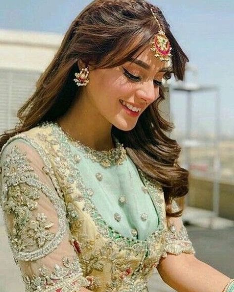 Iqra Aziz Anime Chat, Lehenga Hairstyles, Mehndi Hairstyles, Suno Chanda, Desi Dress, Engagement Hairstyles, Stylish Actresses, Pakistani Formal Dresses, Iqra Aziz