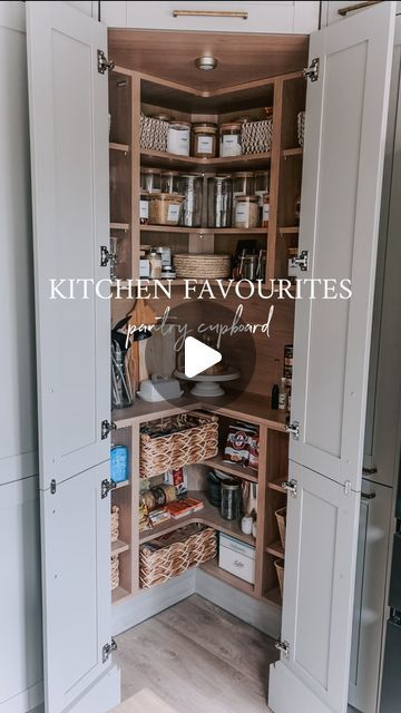 Built In Corner Pantry Cabinet, Kitchen Remodel Corner Pantry, Howdens Corner Pantry, Corner Pantry Unit, Tall Corner Kitchen Cabinet, Kitchen Corner Storage Ideas, Kitchen Cabinets Corner Ideas, Corner Unit Kitchen, Kitchen Layout With Corner Pantry