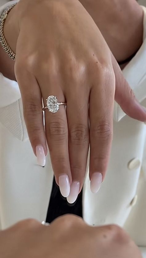 Hailey Baldwin Wedding Ring, Nara Smith Engagement Ring, Engagement Rings Hailey Bieber, Haley Bieber Engagement Ring, Hayley Bieber Wedding Ring, Haley Bieber Ring, Elegant Classy Wedding Rings, Engagement Ring Long Fingers, Henry Winston Engagement Rings