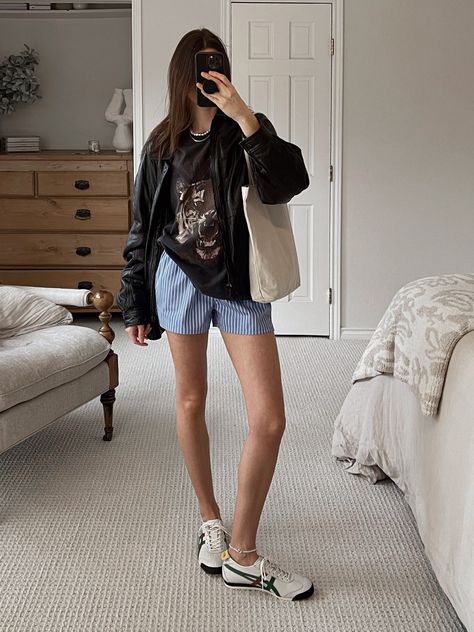 Boxer shorts are about to be a big deal for my spring wardrobe Boxer Shorts For Women Outfit, New Wardrobe Aesthetic, Boxer Shorts Outfit, Boxer Shorts For Women, Bowie Shirt, Blue Stripes Pattern, Walking Outfits, La Outfits, My Top 3