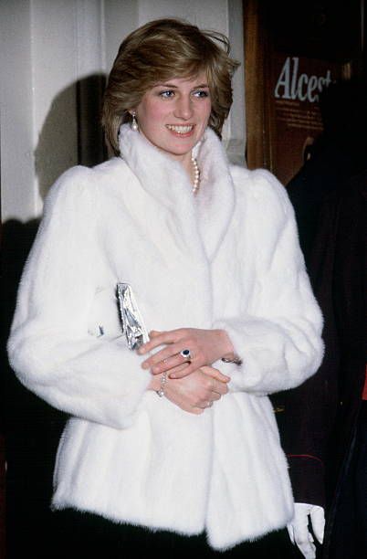 Princess Of Wales Wearing Fur Coat Pictures and Photos Prins William, Princess Diana Fashion, Prins Harry, Princess Diana Family, Princess Diana Photos, Princess Diana Pictures, Princes Diana, Diana Fashion, Elisabeth Ii