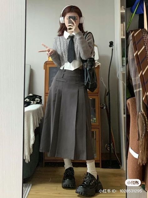 Long Pleated Skirts, Office Fits, Trends 2025, Long Skirt Outfits, Pleated Long Skirt, Pleated Skirts, Clothes Style, Modest Fashion Outfits, 가을 패션