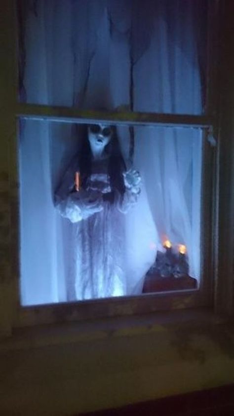 Halloween Window Decorations Ideas to Spook up Your Neighbors Diy Halloween Window Decorations, Diy Halloween Window, Pelottava Halloween, Window Decorating, Scary Halloween Decorations Diy, Dekorasi Halloween, Halloween Window Decorations, Uhyggelig Halloween, Halloween Decor Diy