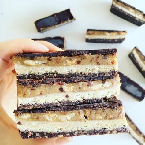 Raw Vegan Snickers, Raw Snickers, Snickers Slice, Vegan Dessert Bars, Magical Ingredients, Vegan Snickers, Raw Vegan Cake, Healthy Vegan Dessert, Cheesecake Vegan