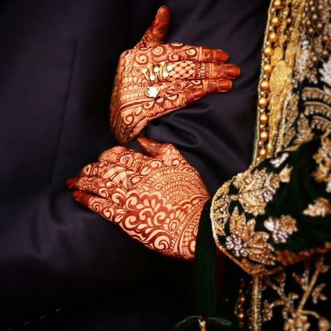 Copal Hand Pic, Engagement Hand Pictures, Engagement Hand, Muslim Wedding Photography, For Girlfriend Gifts, Bride Photos Poses, Bridal Songs, Bridal Photography Poses, Full Mehndi Designs