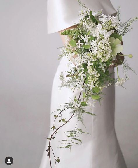 Bouquet Trends 2023, Modern Wedding Bouquets, Green Bouquet, White Bridal Bouquet, Cascade Bouquet, Hand Bouquet, Wedding Bridal Bouquets, Deco Floral, Bouquet Ideas