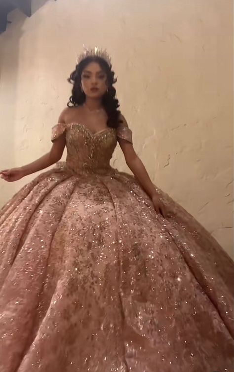 Light Pink Quinceanera Dresses, Rose Gold Quinceanera Dresses, Quince Dresses Champagne, Dresses Emerald Green, Xv Dresses, Quinceanera Themes Dresses, Charro Quinceanera Dresses, Gold Quince, Quinceanera Dresses Gold