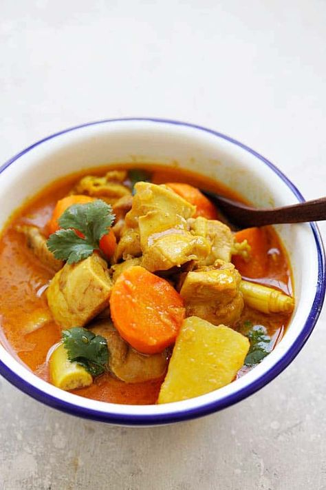 Vietnamese Chicken Curry - best Ca Ri Ga recipe ever, with tender chicken, rich curry with potatoes and carrots. This chicken curry is so good | rasamalaysia.com Ca Ri Ga, Vietnamese Curry, Korean Sauces, Curry Recipes Chicken, Lemongrass Chicken Recipe, Curry With Potatoes, Malaysia Recipes, Curry Easy, Vietnamese Chicken