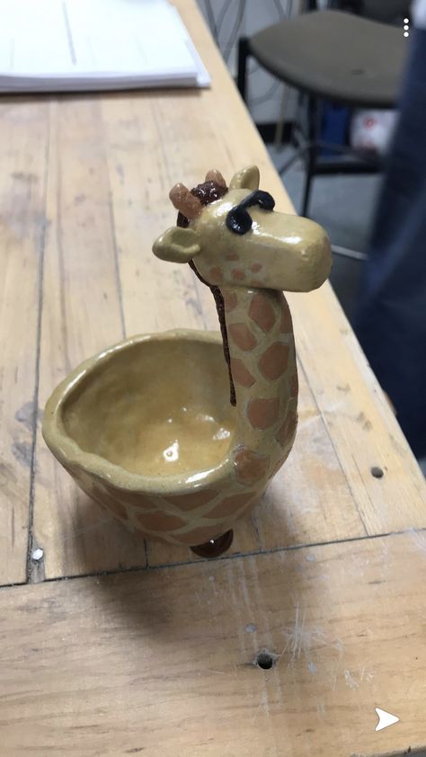 Organic Pinch Pots, Pitch Pots Ideas, Pinch Pit Designs, Animal Pottery Pinch Pots, Pitch Pots Ceramics Ideas, Pinch Pot Face Ideas, Clay Animal Pinch Pots, Giraffe Ceramic Sculpture, Pinch Pot Ideas For Beginners