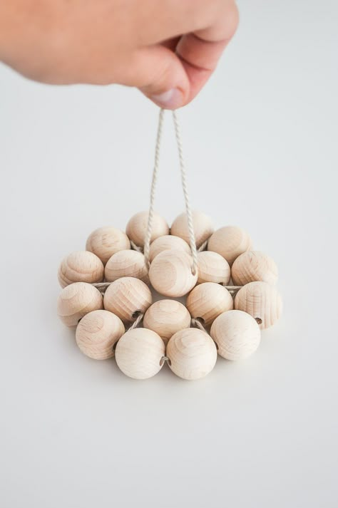 Diy Wooden Beads Decor, Wood Balls Decoration, What To Make With Wooden Beads, Crafts With Wooden Beads, Wooden Beads Crafts, Wooden Bead Crafts, Wood Bead Crafts, Trivets Diy, Wooden Tea Light Holder