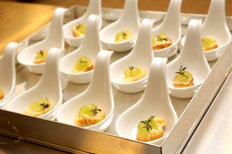 Veja 60 sugestões de "finger food" para servir no casamento Decorações Com Comidas, Chinese Soup Spoon, Ashley Graham, Finger Food, Finger Foods, Good Food, Tableware, Canapés