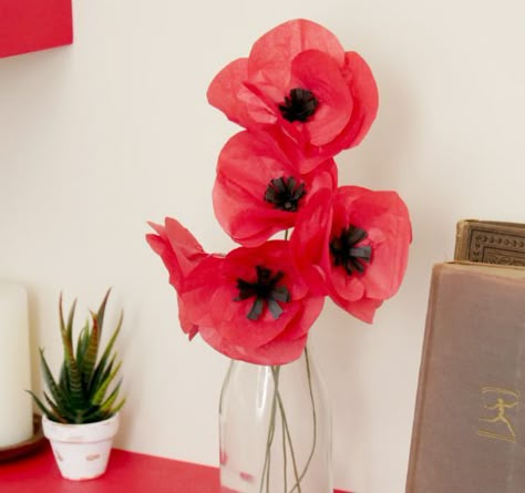 How to make paper poppies Work Celebration Ideas, Remembrance Day Craft, Paper Carnations, Work Celebration, Paper Flowers Gift, Paper Poppies, Poppy Day, Poppy Decor, Flowers Paper Craft