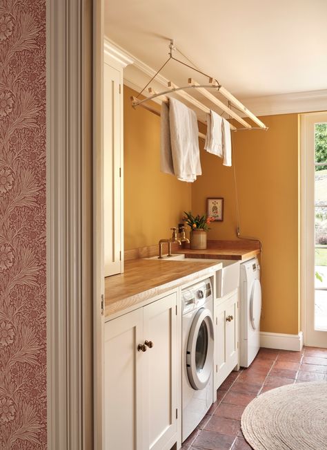 15 Colourful Utility Rooms | Houzz UK Utility Room Boot Room, Uk Utility Room, English Utility Room, Utility Bathroom Ideas, Small Utility Room Ideas Uk, Yellow Utility Room, Colourful Utility Room, Utility Boot Room Ideas, Cottage Utility Room