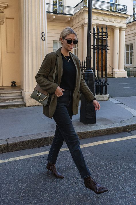 Emma Hill style. Green blazer, khaki Chloé Faye bag, black sweater, black striaght leg jeans, brown croc ankle boots, chic autumn fall outfit Khaki And Black Outfit, Khaki Blazer Outfit Women, Olive Blazer Outfit, Olive Green Blazer Outfit, Khaki Green Outfit, Khaki Blazer Outfit, Green Bag Outfit, Khaki Green Blazer, Blazer Outfits Women