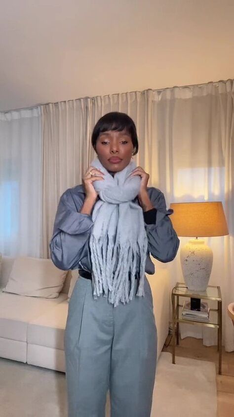 Don’t just wrap your scarf around your neck this winter and walk out the door. Here’s a far more stylish way to wear it that’s also a lot warmer. How To Tie A Scarf Around Your Neck, Winter Scarf Tying, Scarf Wearing, Scarf Wearing Styles, Hoodie Scarf, Big Scarf, Twilly Scarf, How To Wear A Scarf, Scarf Outfit