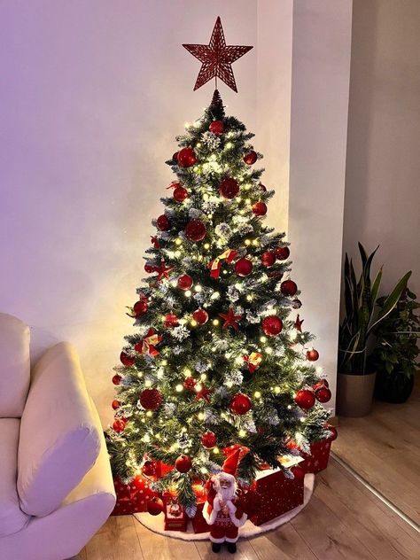 Christmas Tree Simple Decorations, Best Christmas Tree Decorations, Green Christmas Tree Decorations, Alternative Christmas Tree, Creative Christmas Trees, Christmas Tree Inspiration, Christmas Themes Decorations, Traditional Christmas Tree, Cool Christmas Trees