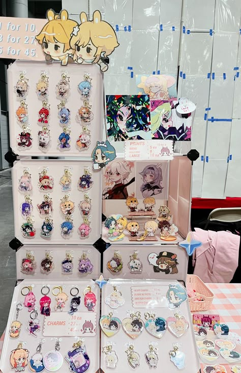 Anime Vendor Booth, Keychain Booth Display, Keychain Booth Display Ideas, Artist Alley Charm Display, Artist Alley Keychain Display, Anime Booth Display, Keychain Stand Display, How To Display Keychains, Art Alley Display