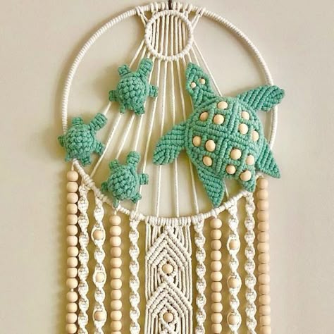 Macrame Chicken Pattern, Diy Turtle Decor, Macrame Turtle Tutorial, Turtle Arts And Crafts, Beachy Macrame, Sea Macrame, Macrame Dragon, Macrame Animals Tutorials, Macrame Ideas Projects