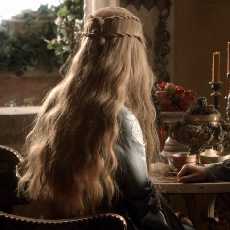 Cersei Lannister Hair, Cersei Lannister Aesthetic, Lannister Aesthetic, Cercei Lannister, Queen Cersei, Daenerys And Jon, Got Costumes, House Lannister, Royal Core