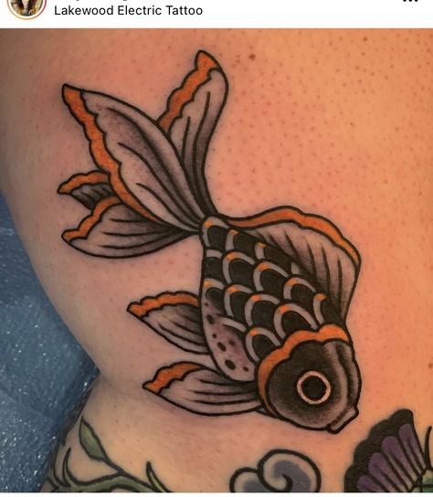 American Traditional Goldfish Tattoo, Easy Fish Tattoo, Pisces Tattoo Traditional, American Traditional Sea Creature Tattoo, Ocean Traditional Tattoo, American Traditional Ocean Tattoo, Traditional Tattoo Fish, Old School Fish Tattoo, American Traditional Fish Tattoo