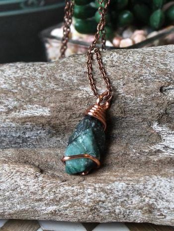 Bohemian Beaded Emerald Necklace Gift, Bohemian Emerald Necklace With Natural Stones, Handmade Bohemian Emerald Necklace For Healing, Handmade Bohemian Green Emerald Necklace, Spiritual Emerald Necklace With Natural Stones, Raw Emerald Jewelry, Green Stone Jewelry, Wiccan Necklace, Green Stone Necklace