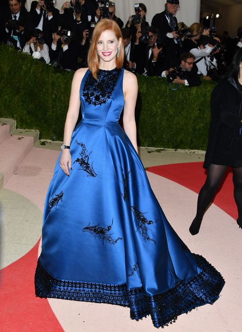 Met Gala 2016: Jessica Chastain - CosmopolitanUK Kim Kardashian Taylor Swift, Manus X Machina, Prada Dresses, 2016 Red Carpet, Red Hair Inspiration, Fashion Calendar, Met Ball, Dress Tutorials, Sacramento California