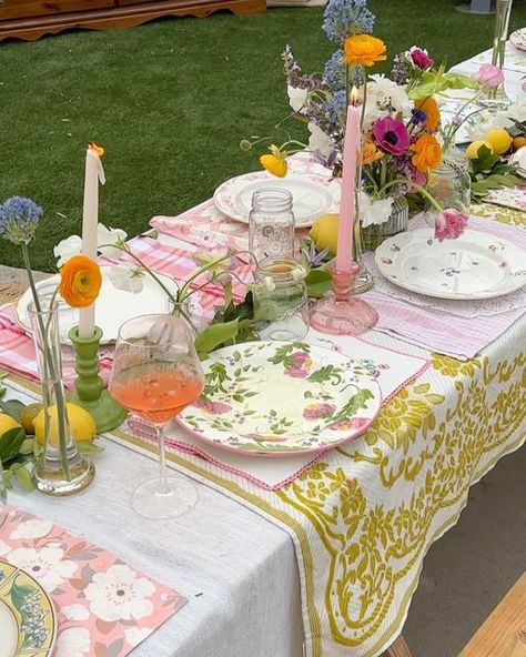 Picnic Birthday Party, Spring Garden Party, Spring Dinner, Dinner Party Summer, Birthday Dinner Party, Picnic Birthday, Deco Rose, Dinner Party Table, Garden Party Birthday