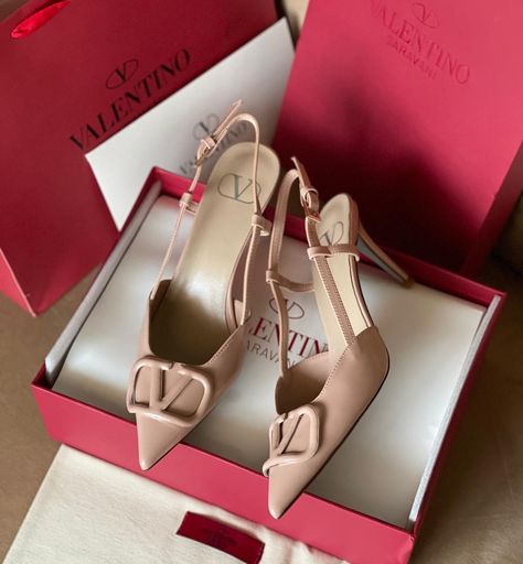 Valentino Heels, Noble Lady, Minimal Look, Valentino Shoes, Graduation Outfit, Nude Heels, Ladies Shoes, Love Languages, Shoes And Boots