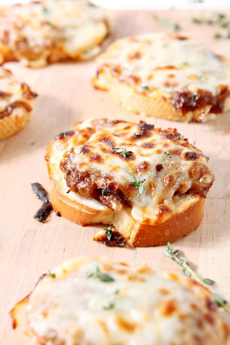 Wow friends and family with creamy, cheesy French Onion Bruschetta! These caramelized onions and cheese pair beautifully for a party. #ad via @speckledpalate Onion Bruschetta, Beef Food Recipes, Fingerfood Party, Bruschetta Recipe, Cheese Pairings, Favorite Appetizers, French Onion, French Food, Party Guests