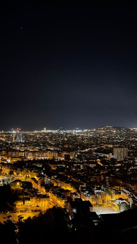 Barcelona At Night Aesthetic, Barcelona Wallpaper Aesthetic, Barcelona Aesthetic Night, Spain Wallpaper Aesthetic, Spain Barcelona Aesthetic, Barcelona Spain Aesthetic Night, Barcelona City Wallpaper, Barcelona City Aesthetic, Spain At Night