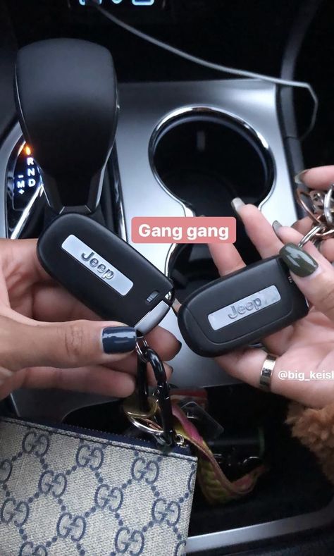 Jeep Car Keys, Jeep Renegade Accessories, Jeep Keys, Successful Business Woman, Auto Jeep, It Girl Era, Girly Car Accessories, Dream Cars Mercedes, Cars Mercedes