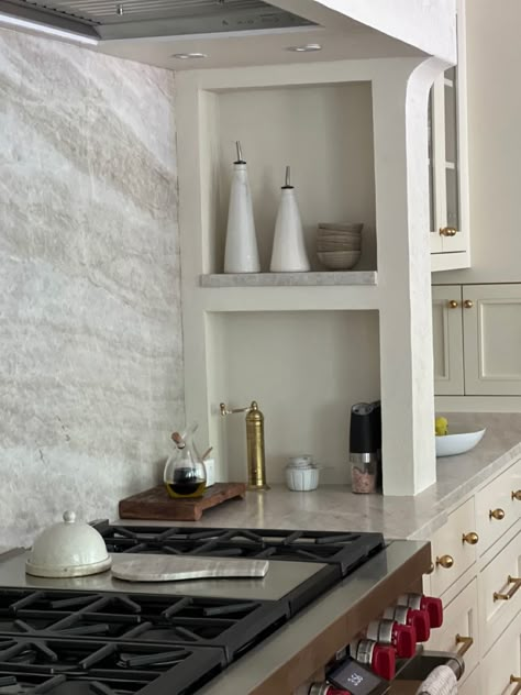 Modern Plaster Hood, Hearth Style Range Hood, Plaster Hood With Floating Shelves, Jean Stoffer Range Alcove, Ranges Kitchen Ideas, Plaster Range Hood Alcove, Range Hood Kitchen Ideas, Range Backsplash With Shelf, Plastered Extractor Hood