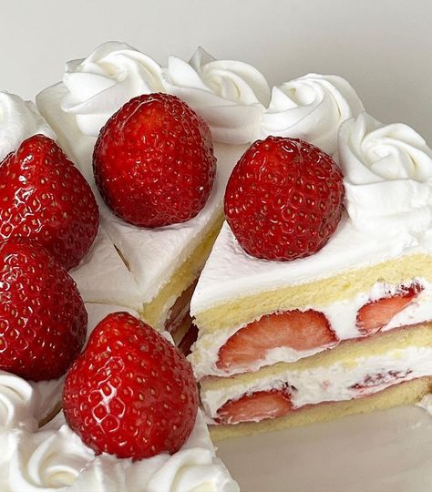 Japanese Strawberry Cake, Strawberry Sweets, Strawberry Cakes, Fancy Food, Pretty Birthday Cakes, Strawberry Recipes, Strawberry Cake, Cake Batter, Pretty Cakes