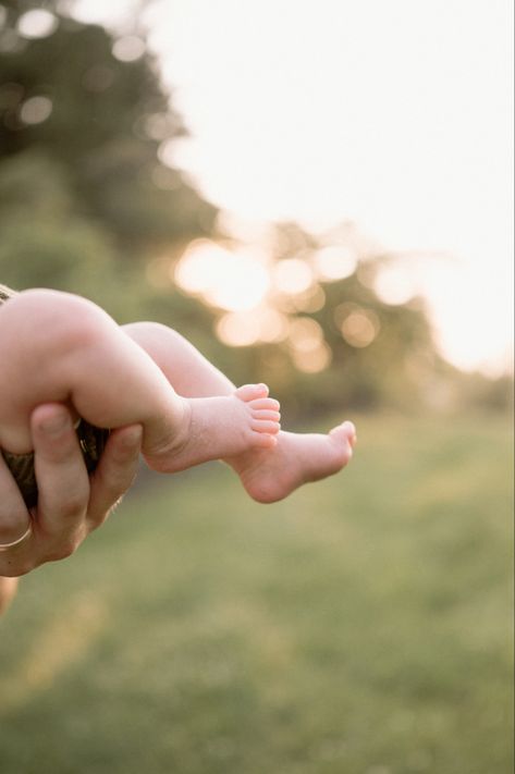 Outdoorsy Newborn Pictures, Mothers Day Photo Shoot Ideas For New Born, Outside Family Newborn Pictures, Newborn And Mommy Pictures Outdoors, 2 Month Old Outdoor Photos, Newborn Photo Shoot Ideas Outside, Outside Newborn Pictures With Siblings, Simple Newborn Photos Outdoors, Field Newborn Pictures