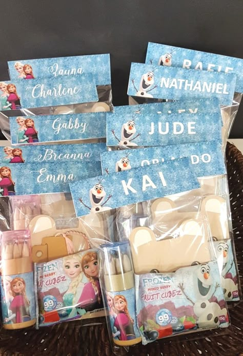 Frozen Party Pack Ideas, Frozen Theme Return Gifts, Frozen Birthday Presents Gift Ideas, Frozen Loot Bag Ideas, Frozen Party Favours, Diy Frozen Party Favors, Frozen Birthday Goody Bags, Frozen Party Bags Ideas, Disney Party Bags