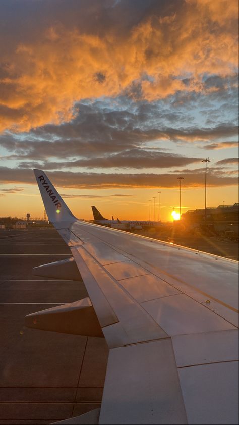 Aeroplane Asthetic Picture, Aeroplane Aesthetic Wallpaper, Aeroplane Photo, Aesthetic Aeroplane, Aeroplane Aesthetic, Aeroplane Travel, Travel Core, Flight Aesthetic, Airplane Sunset