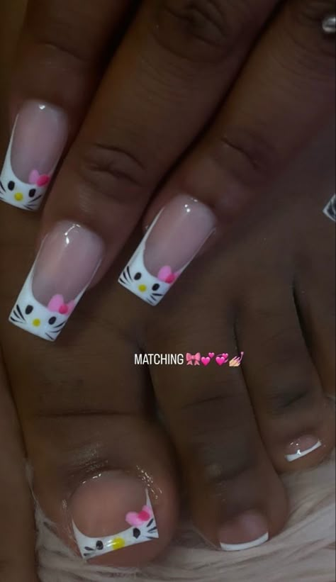 Short Square Acrylic Nails White Design, Hello Kitty Flower Nails, Y2k Nail Art Short, Square Hello Kitty Nails, Short Nails Hello Kitty, Y2k Nails Acrylic Short, Hello Kitty Toes, Y2k Nails Short, Hello Kitty Nail Art