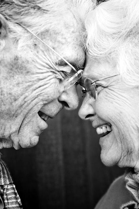 40 Joyful Simple Things In Life Photography Ideas Old Couple Photography, Older Couple Poses, Older Couple Photography, Grandparents Photography, Cute Old Couples, Grandparent Photo, Older Couple, Old Couple, Old Couples