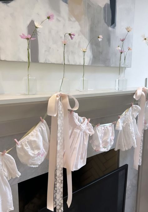 Onsie Garland Decoration, Baby Onesie Garland, Baby Clothes Garland, Feminine Baby Shower Ideas, Baby Shower Fireplace Decor, Baby Shower Mantle Decor, Baby Shower Clothes Line, Classy Baby Shower Ideas, Twin Baby Shower Ideas