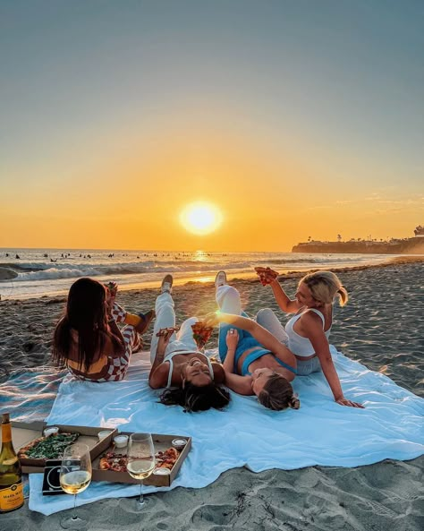 Sunset Beach Picnic Friends, Pizza And Wine On The Beach, Lighthouse Pictures With Friends, Brunch At The Beach, Pizza On The Beach Aesthetic, Beach Date With Friends, Beach Pizza Picnic, Best Friend Travel Pictures, Friends On A Picnic