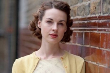 Call The Midwife star, Jessica Raine. Love the hair and make-up! Jessica Raine, 1950s Hairstyles, 50s Hairstyles, Call The Midwife, Spiky Hair, Girl Short Hair, Photo Puzzle, Shoulder Length Hair, Vintage Hairstyles